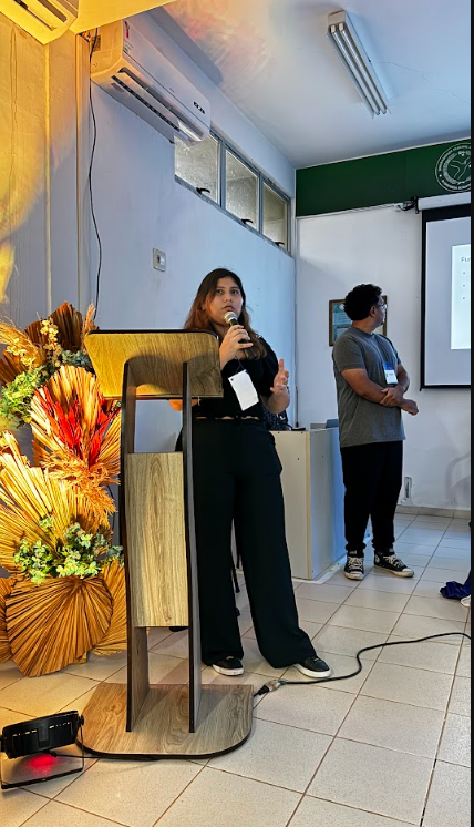 Participantes em mesa de debate