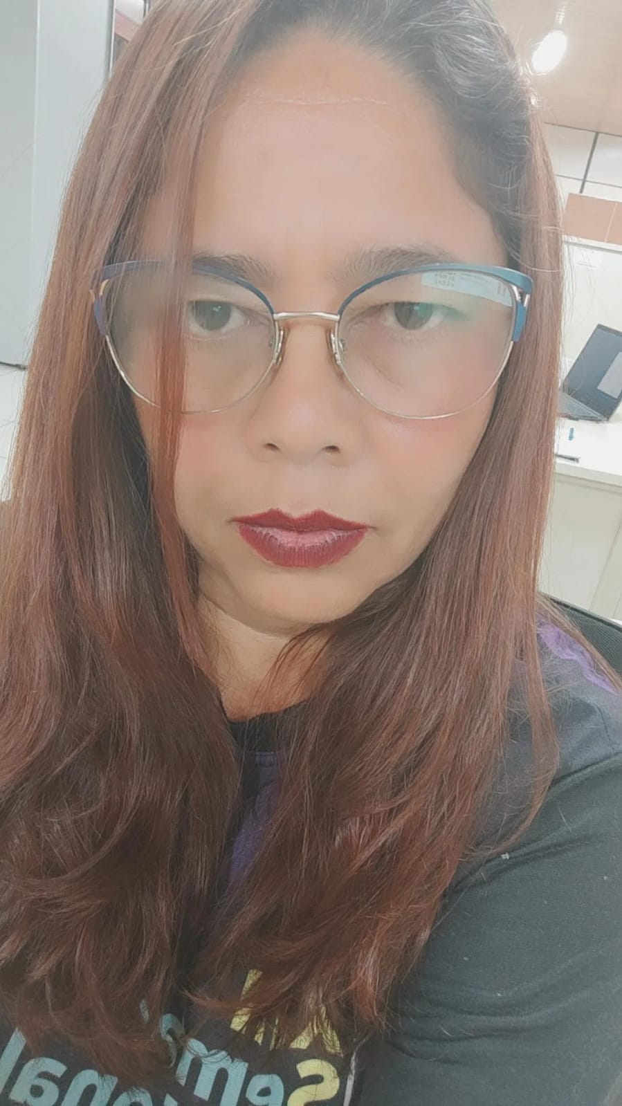 foto da Ana Cristina, ex participante do programa, cabelo longo e ruivo e usando com oculos