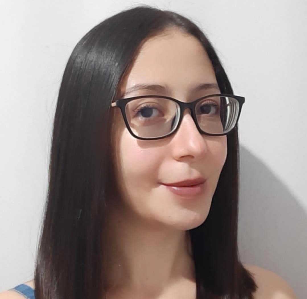 fodo da cassia, cabelo longo, liso e preto e usando oculos