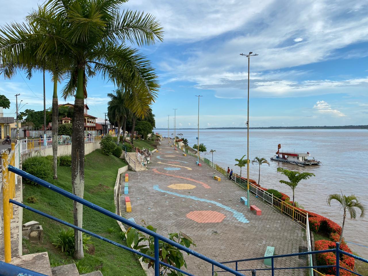 foto da orla da cidade de itacoatiara