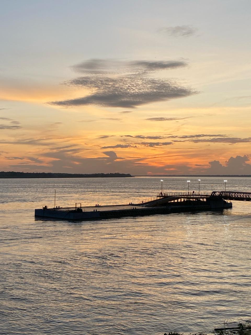 foto do pôr do sol da cidade de itacoatiara